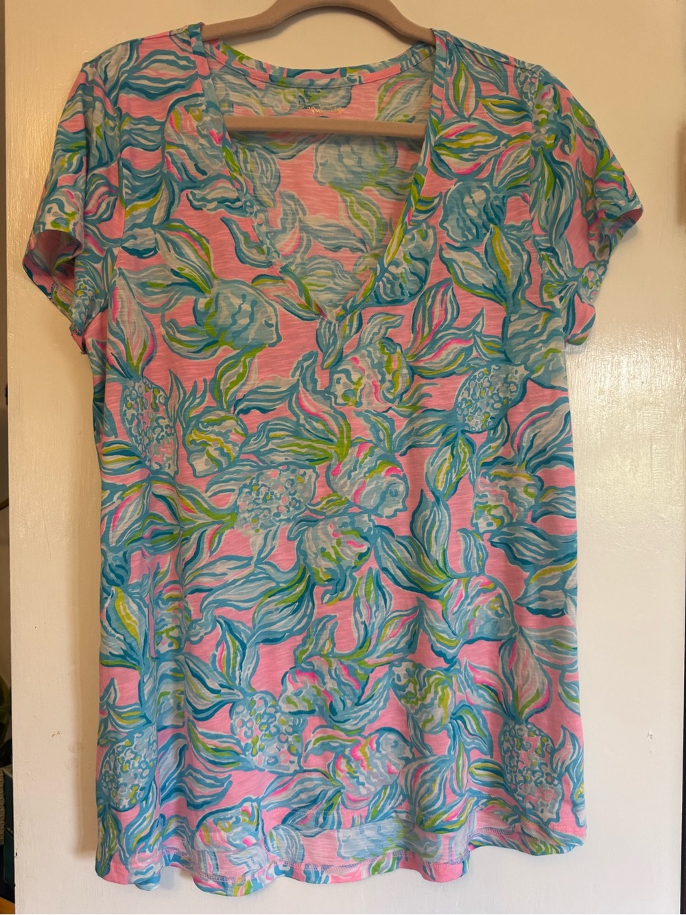 Lilly Pulitzer Ella Pink Pelican V-Neck Tee 100% cotton size large
